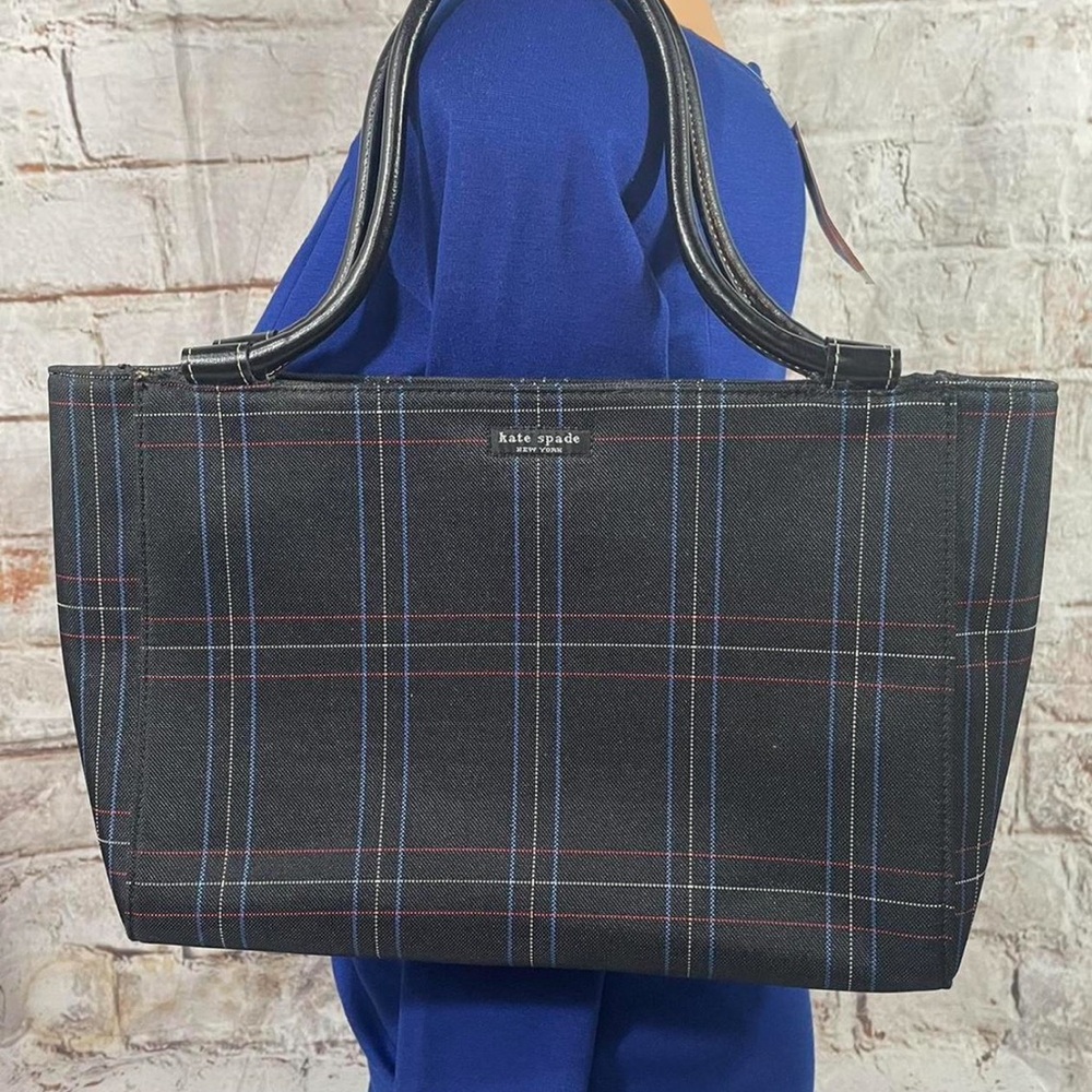 Kate Spade Bag
Plaid
Lightweight 
2 Interior Open Pockets
1 Interior Zip Pocket